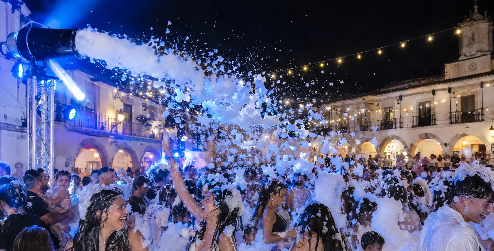 Fiesta de la espuma nocturna en una plaza mayor