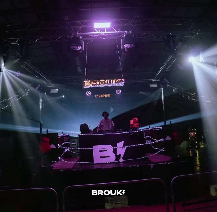 Cabina de DJ de Brouk con focos y haces de luz