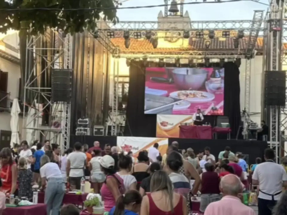 Escenario con pantalla LED y sonido line array en la plaza de Villaviciosa de Odón, de día