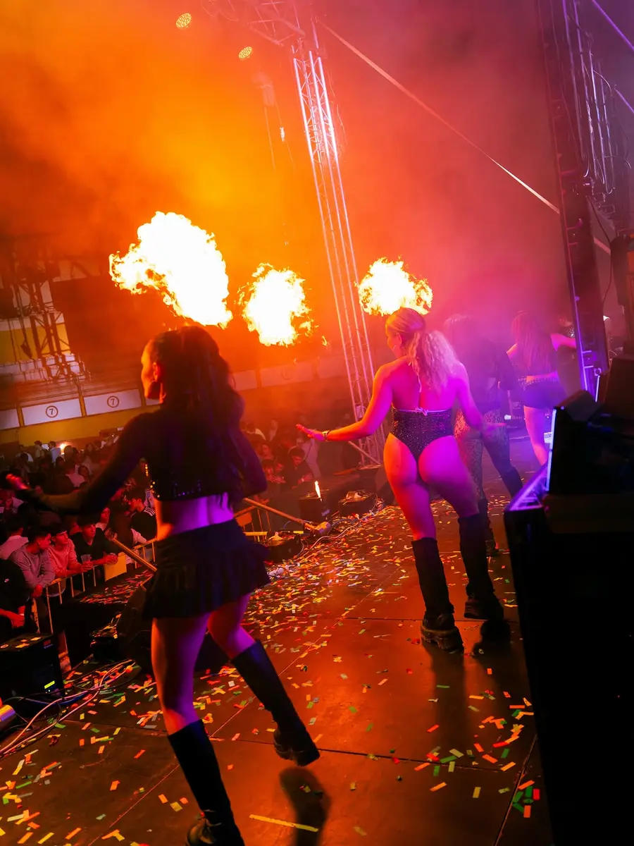 Bailarinas con fuego en un escenario lleno de humo