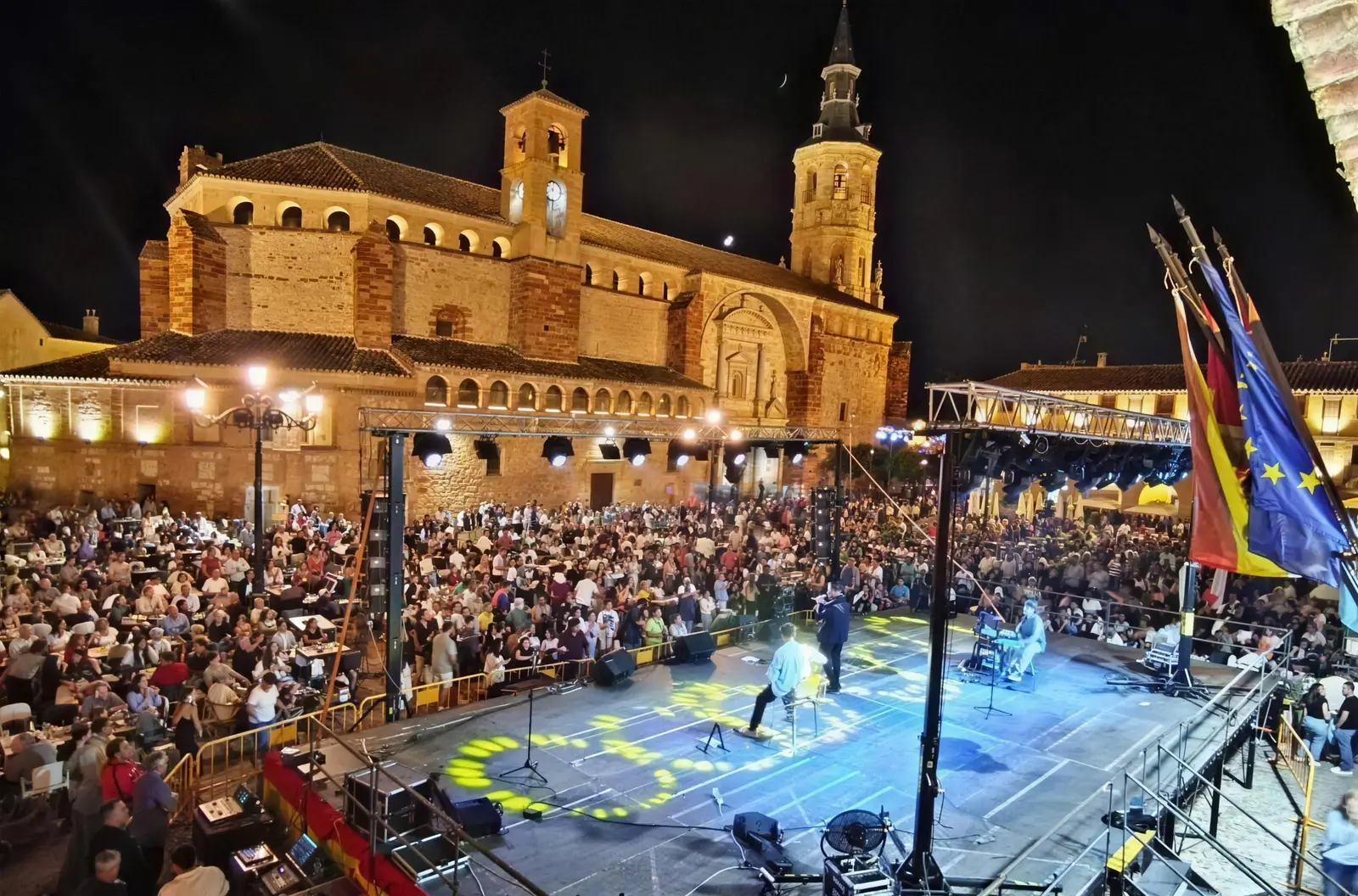 Concierto de King África en la Plaza Mayor de La Solana, llena de público frente a la iglesia