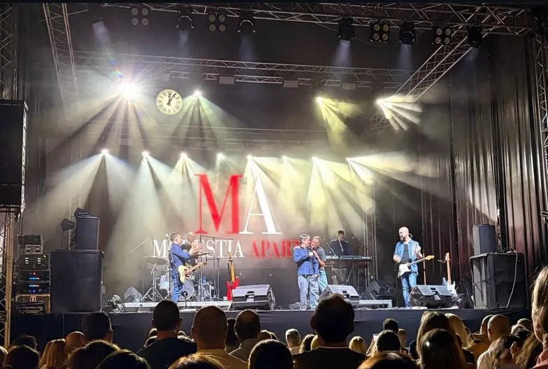 Escenario de Modestia Aparte en Villaviciosa de Odón con haces de luz